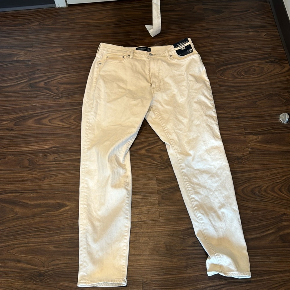 Brand New Men’s Abercrombie Athletic Slim Jean Cream Color 33 Waist 30 Length